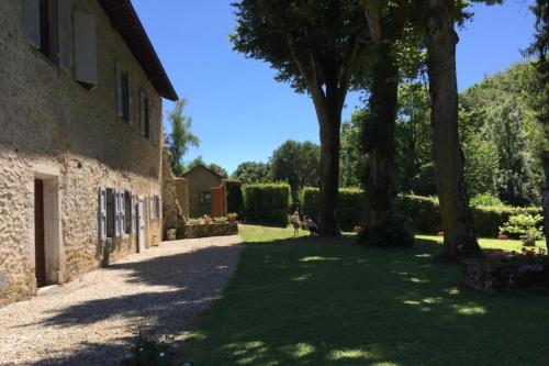 Κήπος έξω από το LA CHARTREUSE DE LA SYLVE BÉNITE family home