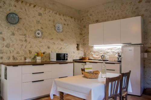 Η κουζίνα ή μικρή κουζίνα στο LA CHARTREUSE DE LA SYLVE BÉNITE family home