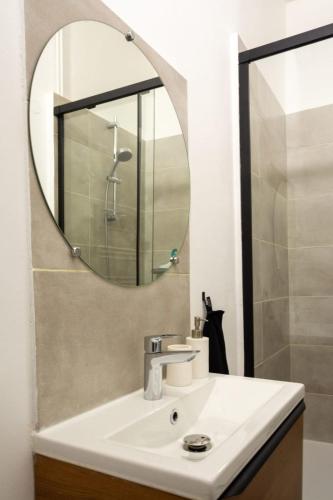 Ένα μπάνιο στο LA CHARTREUSE DE LA SYLVE BÉNITE family home