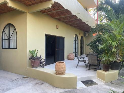 a patio with potted plants on a house at Casa Ceiba San Pancho in San Francisco