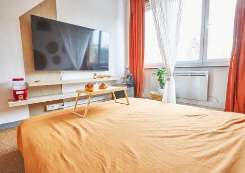 - une chambre avec un lit et une table dans l'établissement Bali Room - Romantic Escape, à Haubourdin