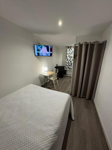 Postel nebo postele na pokoji v ubytování Hotel des Etuves