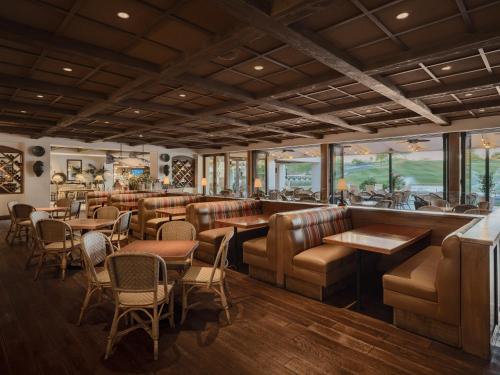 a restaurant with leather seats and a bar at Arizona Grand Resort in Phoenix