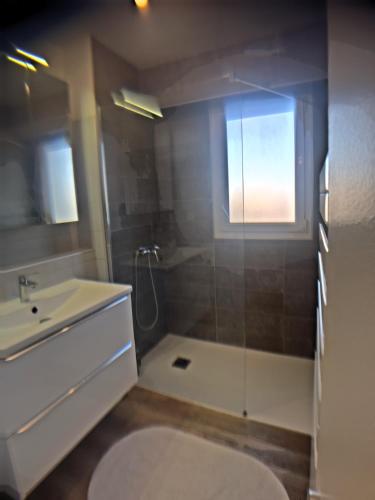 une salle de bain avec une douche et un lavabo et une douche dans l'établissement Appartement 72m² à Saint-Raphaël (83), à Saint-Raphaël
