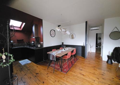 une salle à manger et une cuisine avec une table et des chaises dans l'établissement Villa Pyrene, à Argelès-Gazost
