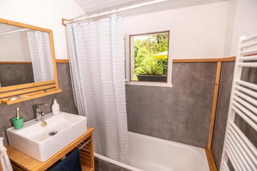 une salle de bain avec un lavabo et une douche dans l'établissement Entre Mer et Nature - Bain nordique et sauna, à Clohars-Carnoët