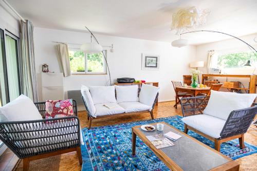 un salon avec des chaises et une table dans l'établissement Entre Mer et Nature - Bain nordique et sauna, à Clohars-Carnoët