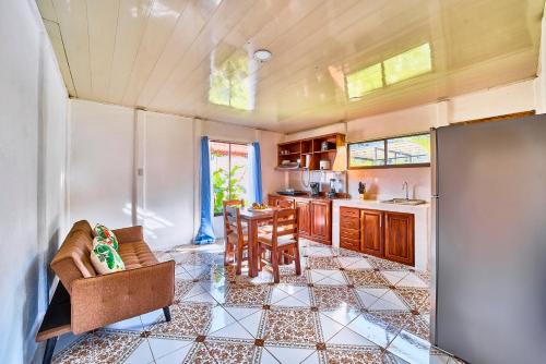 a kitchen and dining room with a table and chairs at Villas Ande in Puerto Viejo