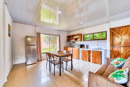 a kitchen with a table and chairs in a room at Villas Ande in Puerto Viejo