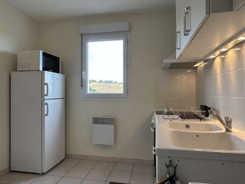 una cucina con un frigorifero bianco e un lavello di Maison 4 pièces, Garage, Proche Plage - FR-1-225C-155 a Banyuls-sur-Mer