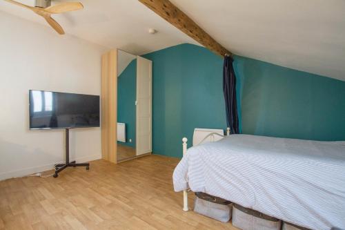 une chambre avec un lit et une télévision à écran plat dans l'établissement Lovely studio - near park, à Le Pré-Saint-Gervais