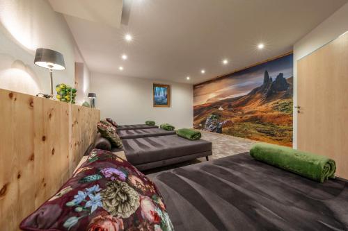 Una habitación con dos camas y un cuadro en la pared. en Villa Heimatliebe, en Ramsau im Zillertal
