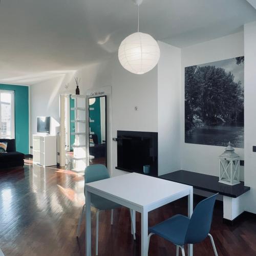 a living room with a white table and chairs at Cas'Ale Suites Foresteria Lombarda in Crema