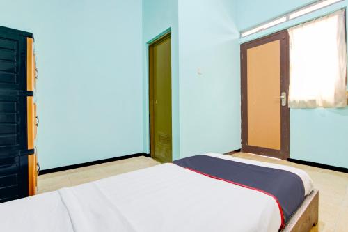 Postel nebo postele na pokoji v ubytování Hotel O Ump Near Alun Alun Purwokerto