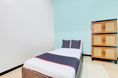 Postel nebo postele na pokoji v ubytování Hotel O Ump Near Alun Alun Purwokerto