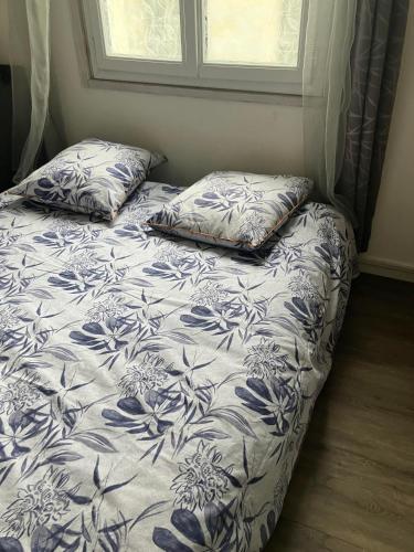 un lit avec deux oreillers dessus dans une chambre dans l'établissement LE CID, à Saumur