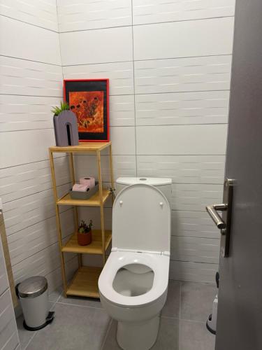 une salle de bain avec des toilettes blanches dans une chambre dans l'établissement Le Nid d'Ange, à Vierzon