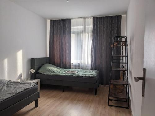 a small bedroom with a bed and a window at Monteurwohnung Ferienwohnung Business Appartement Velbert 6 Personen in Velbert