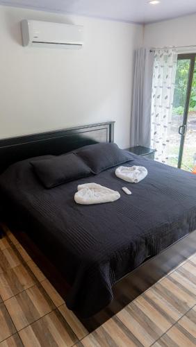 Ένα ή περισσότερα κρεβάτια σε δωμάτιο στο Holly House La Fortuna