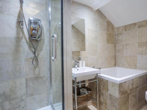 Koupelna v ubytování Quarryman's cottage