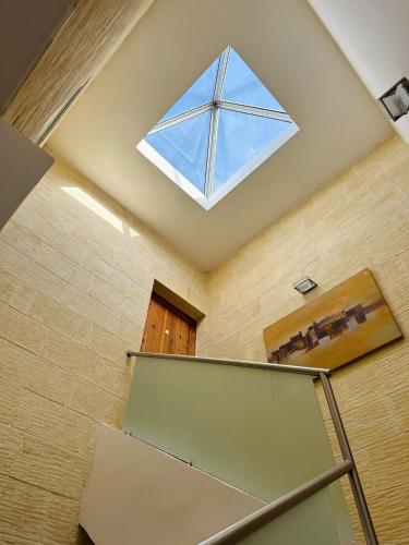 a window on the ceiling of a room with a classroom at Kewkba Holiday Home in Kerċem