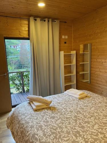 En eller flere senge i et værelse på Quinta Do Fijo
