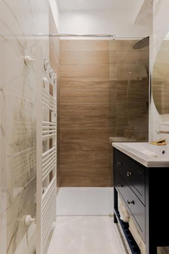 une salle de bain avec douche et lavabo dans l'établissement Suite Nomade - Vieux Nice - 2 chambres - Wifi - AC - 5 min des plages - 30 min de Cannes et Monaco, à Nice