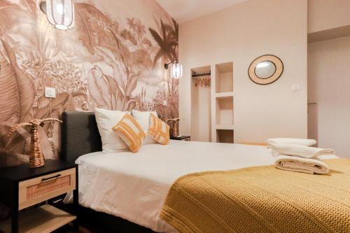 - une chambre avec un grand lit et une fresque murale dans l'établissement Suite Nomade - Vieux Nice - 2 chambres - Wifi - AC - 5 min des plages - 30 min de Cannes et Monaco, à Nice