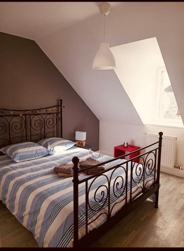 - une chambre avec un grand lit et un plafond blanc dans l'établissement La Taverne Bretonne, à Renac