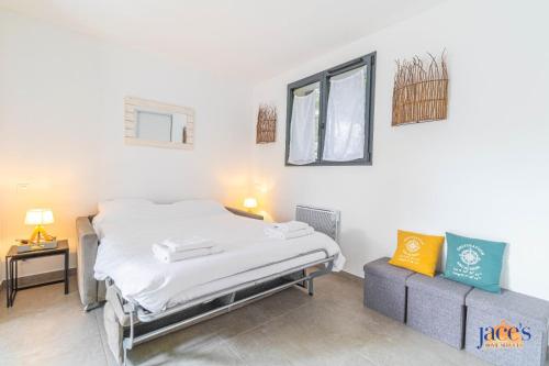 une chambre à l'hôpital avec un lit et une fenêtre dans l'établissement Villa Paradis Pyla sur Mer, à La Teste-de-Buch