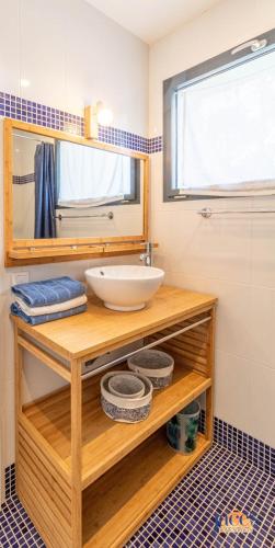 une salle de bain avec un lavabo et un miroir dans l'établissement Villa Paradis Pyla sur Mer, à La Teste-de-Buch