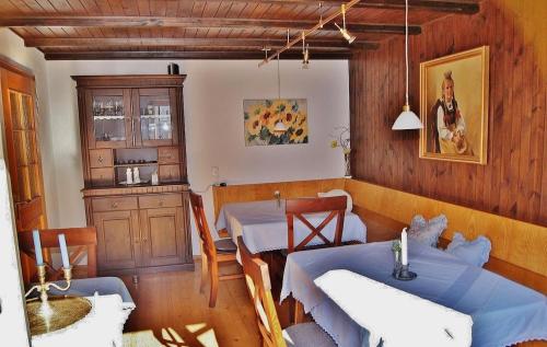uma sala de jantar com duas mesas e uma cozinha em Haus Bergfriede em Brand
