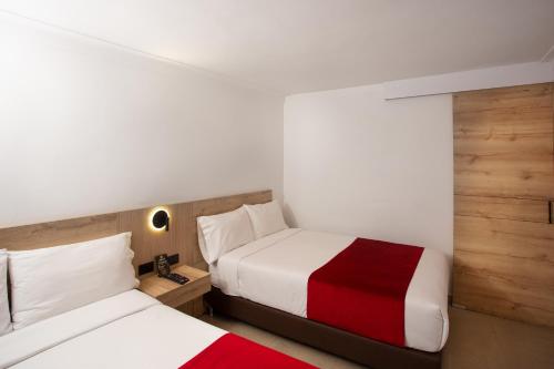 Una cama o camas en una habitación de Urbano Luxury Hotel