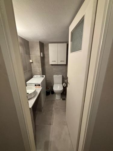 Un baño de Katehaki Metro Flat
