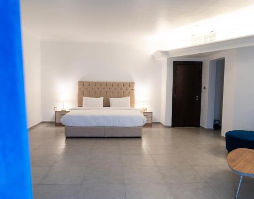 a bedroom with a bed with two tables and two lamps at Faris Villas للعائلات فقط-الصفحة الرسمية لمنتجع فلل فارس in Al Khīrān