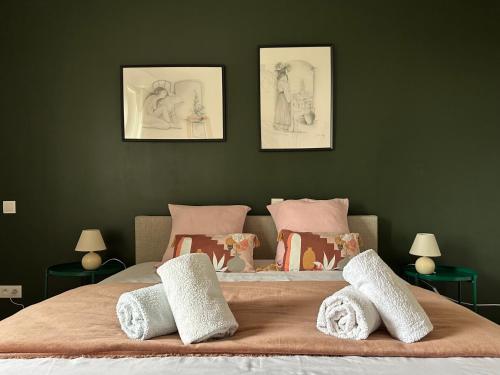 une chambre avec un lit avec deux tableaux au mur dans l'établissement Mas Carrut pool and comfort, à Saint-Martin-de-Crau