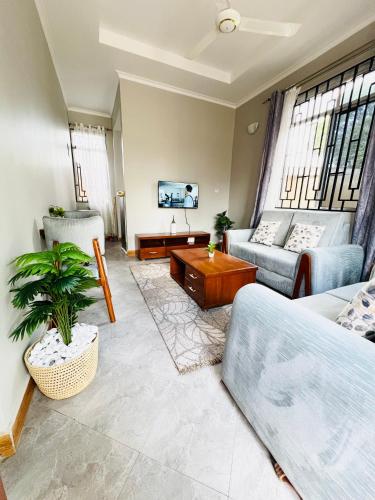 ein Wohnzimmer mit Sofa und Tisch in der Unterkunft Nana Apartment in Marombosa