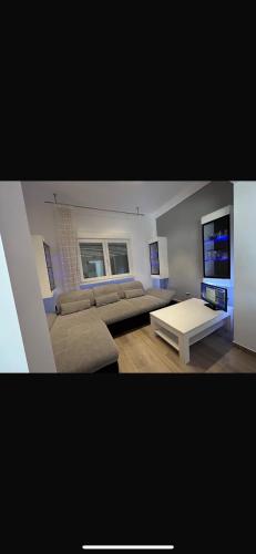 a living room with a couch and a coffee table at Romeo's Lodge in Khrisokhórion
