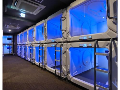 Фотография из галереи Capsule Hotel Manyudo"There are no private rooms," - Vacation STAY 33390v в Киото