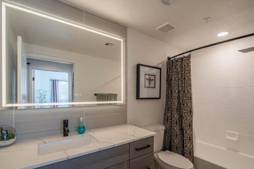 Et badeværelse på Walk to Westin Kierland , Family-Friendly Stay with Pool & Parking - N171