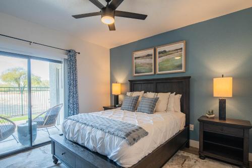 En eller flere senge i et værelse på Walk to Westin Kierland , Family-Friendly Stay with Pool & Parking - N171