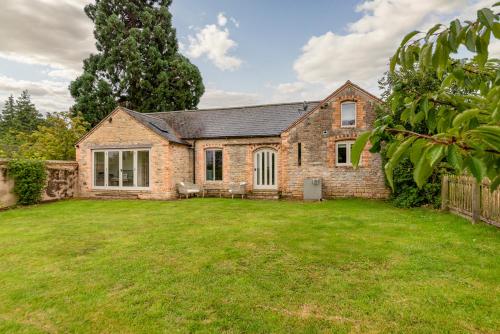 an old brick house with a large yard at Oak in Fotheringhay