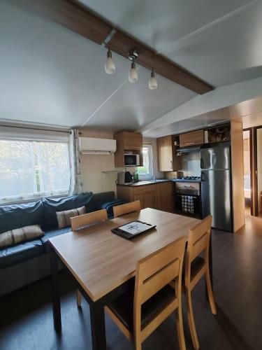 - une cuisine et une salle à manger avec une table et un canapé dans l'établissement Mobil home 6 personnes, à Sainte-Croix-de-Verdon
