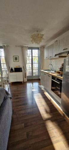 Il comprend une grande cuisine dotée de parquet et de placards blancs. dans l'établissement les jardins de l'archevêché, à Narbonne