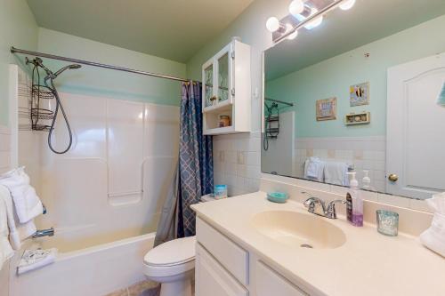 リホボスビーチにあるThe Palms --- 36525 Palm Dr #5304の洗面台、トイレ、鏡のあるバスルーム