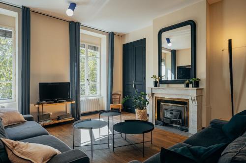 un salon avec un canapé et une cheminée dans l'établissement Superbe appartement lyonnais, vue sur Saône, à Lyon