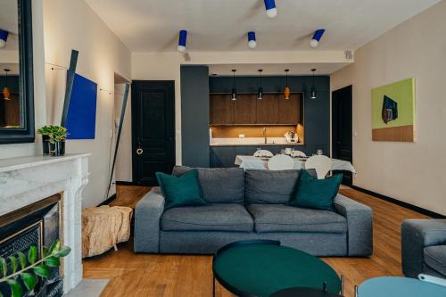 un salon avec un canapé et une table dans l'établissement Superbe appartement lyonnais, vue sur Saône, à Lyon