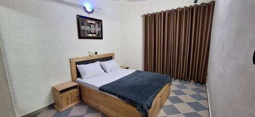 Deluxe Queen Size Bed Saloon