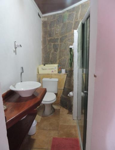 a bathroom with a toilet and a sink at Solar dos Ventos BANANEIRAS in Bananeiras