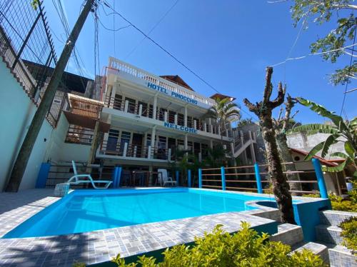 un complejo con piscina frente a un edificio en Hotel y Restaurante Pinocchio, en San Pedro La Laguna